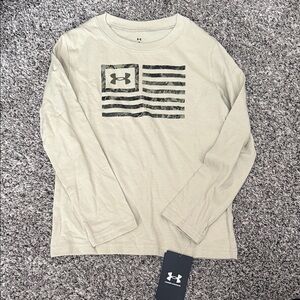 Under Armour Kids Long Sleeve Tee in Beige with Black Flag Graphic